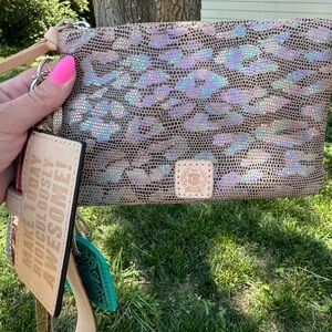 Consuela wristlet in Iris